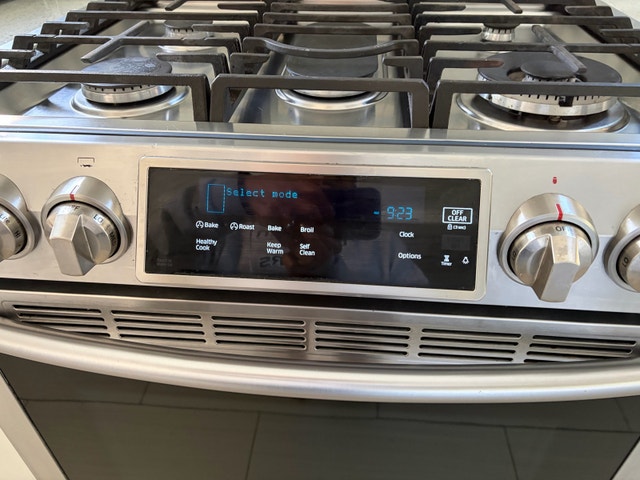 Samsung Slide-In Gas Range -for parts or repair - photo 4