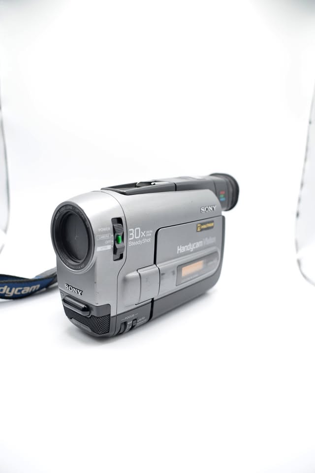 Sony CCD-TRV72 – Hi8 Analog Camcorder