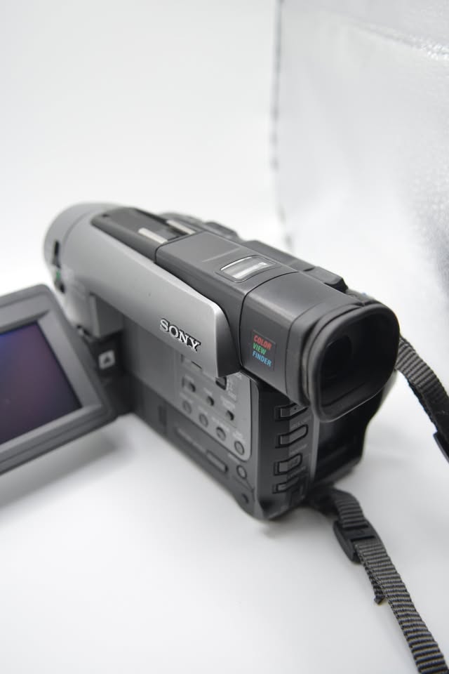 Sony CCD-TRV72 – Hi8 Analog Camcorder - photo 3