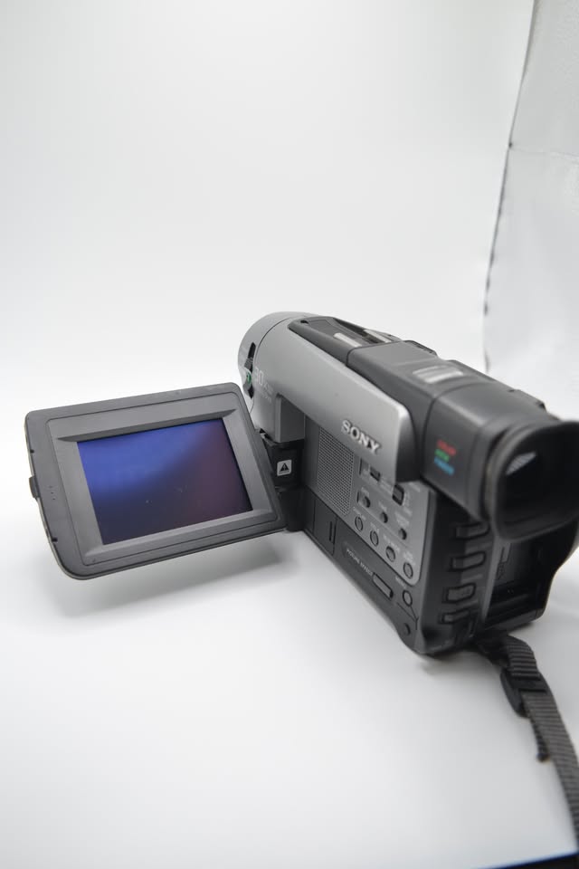 Sony CCD-TRV72 – Hi8 Analog Camcorder - photo 4