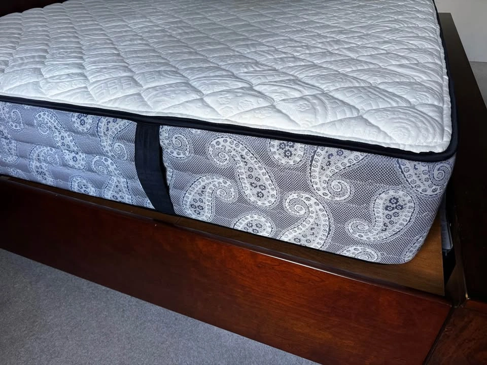 Kingsdown Mattress - LIKE NEW! - photo 4