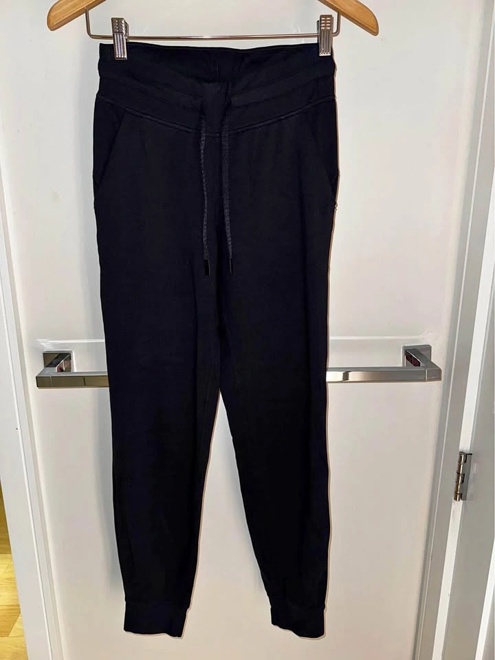Lululemon Women’s Black Jogger - Size 4