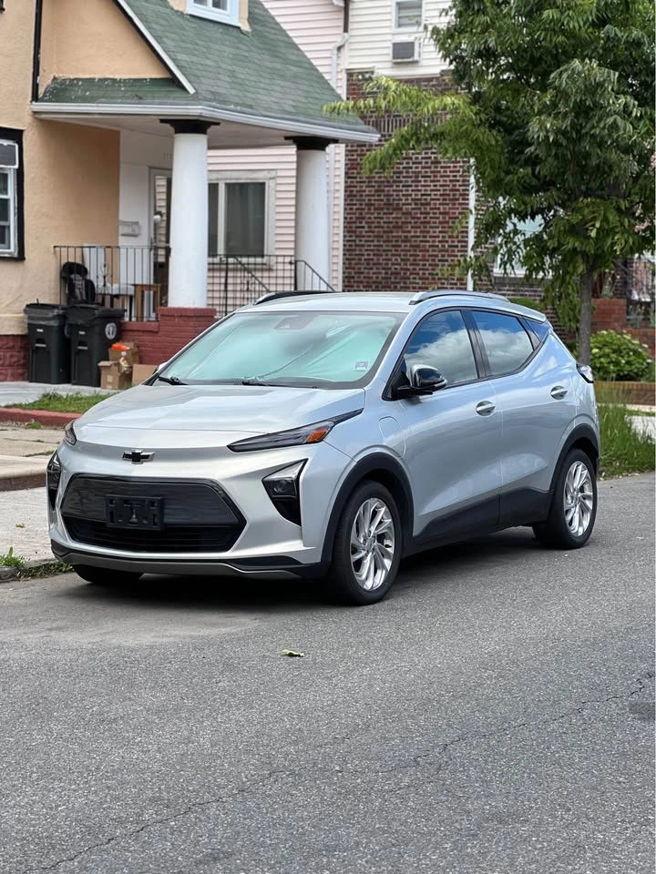 2023 Chevrolet Bolt EUV · 2LT Hatchback 4D - photo 2