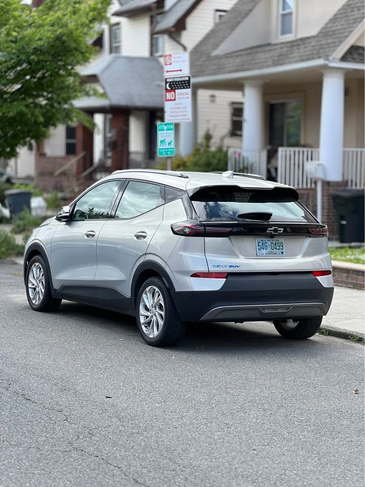 2023 Chevrolet Bolt EUV · 2LT Hatchback 4D - photo 3