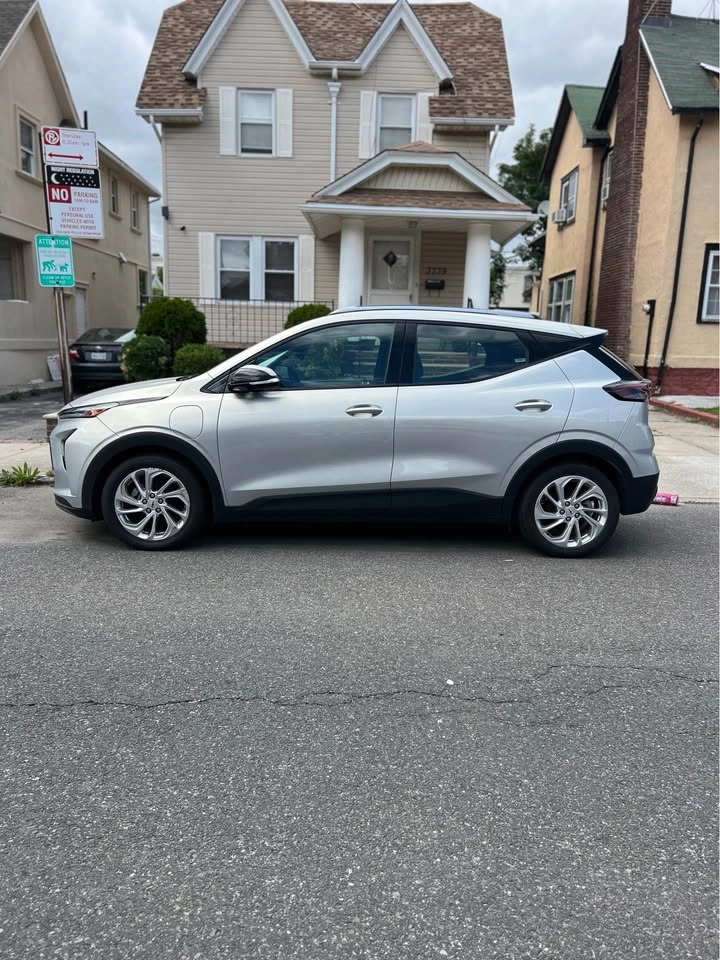 2023 Chevrolet Bolt EUV · 2LT Hatchback 4D - photo 4