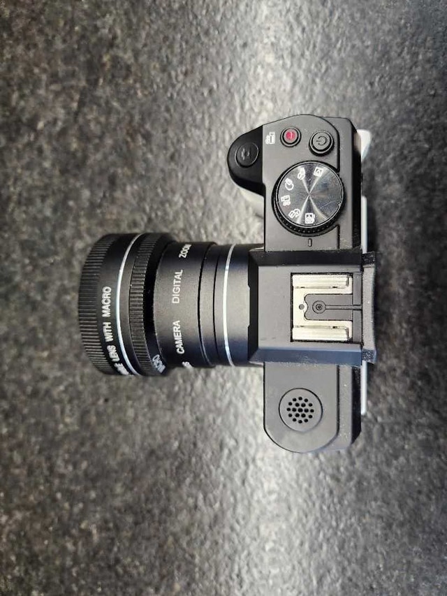 4K Digital Vlogging Camera - Compact Flip Screen - photo 2