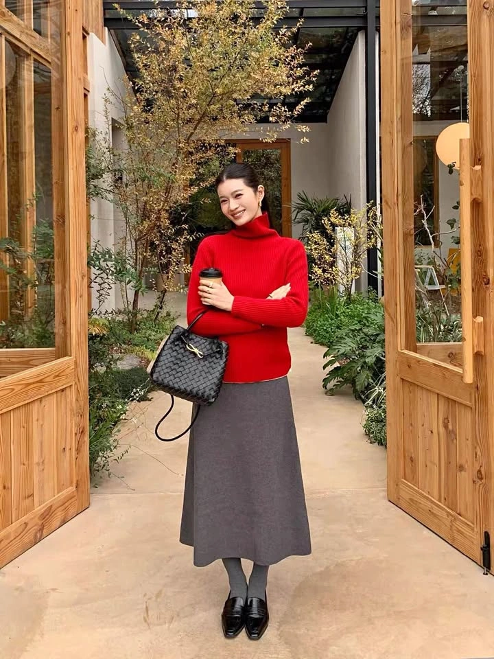 A-Line Knit Midi Skirt in Grey color (size M)