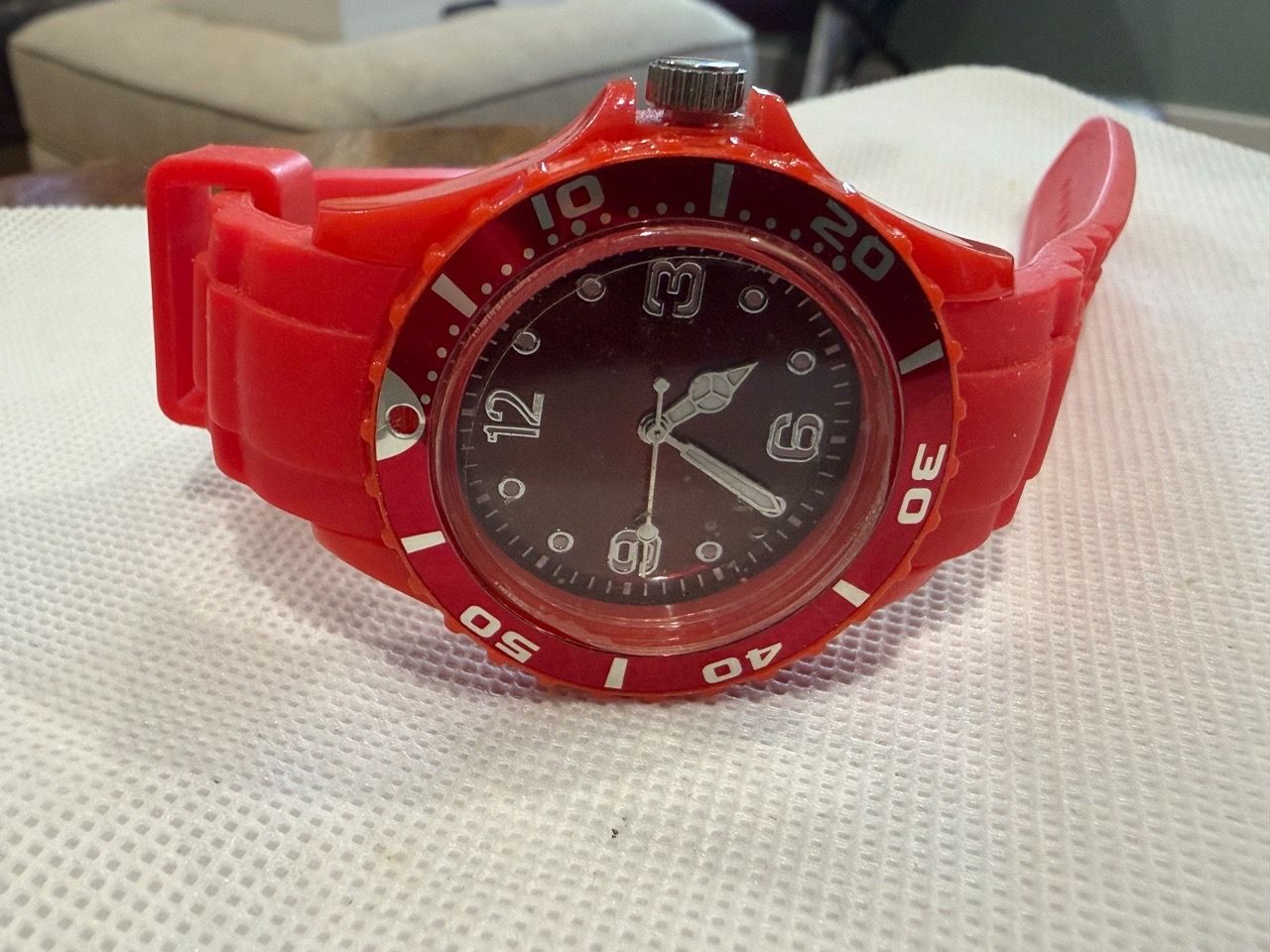 Red Silicone Analog Wristwatch