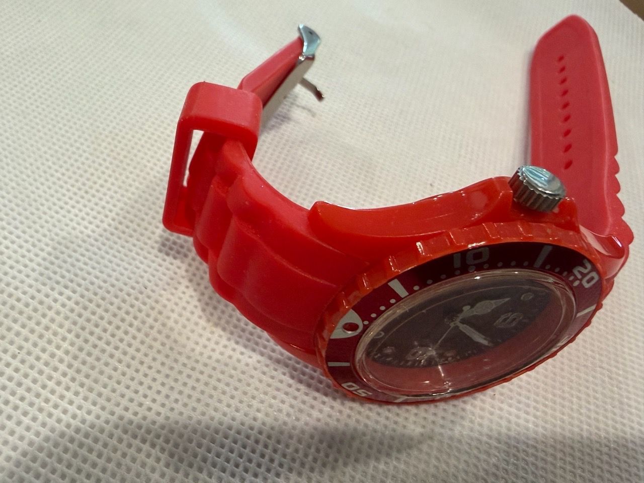 Red Silicone Analog Wristwatch - photo 3