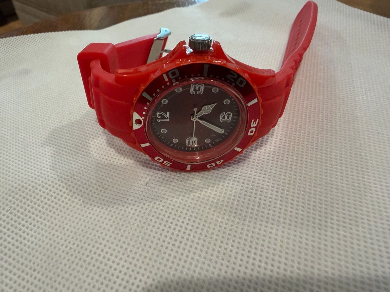 Red Silicone Analog Wristwatch - photo 4
