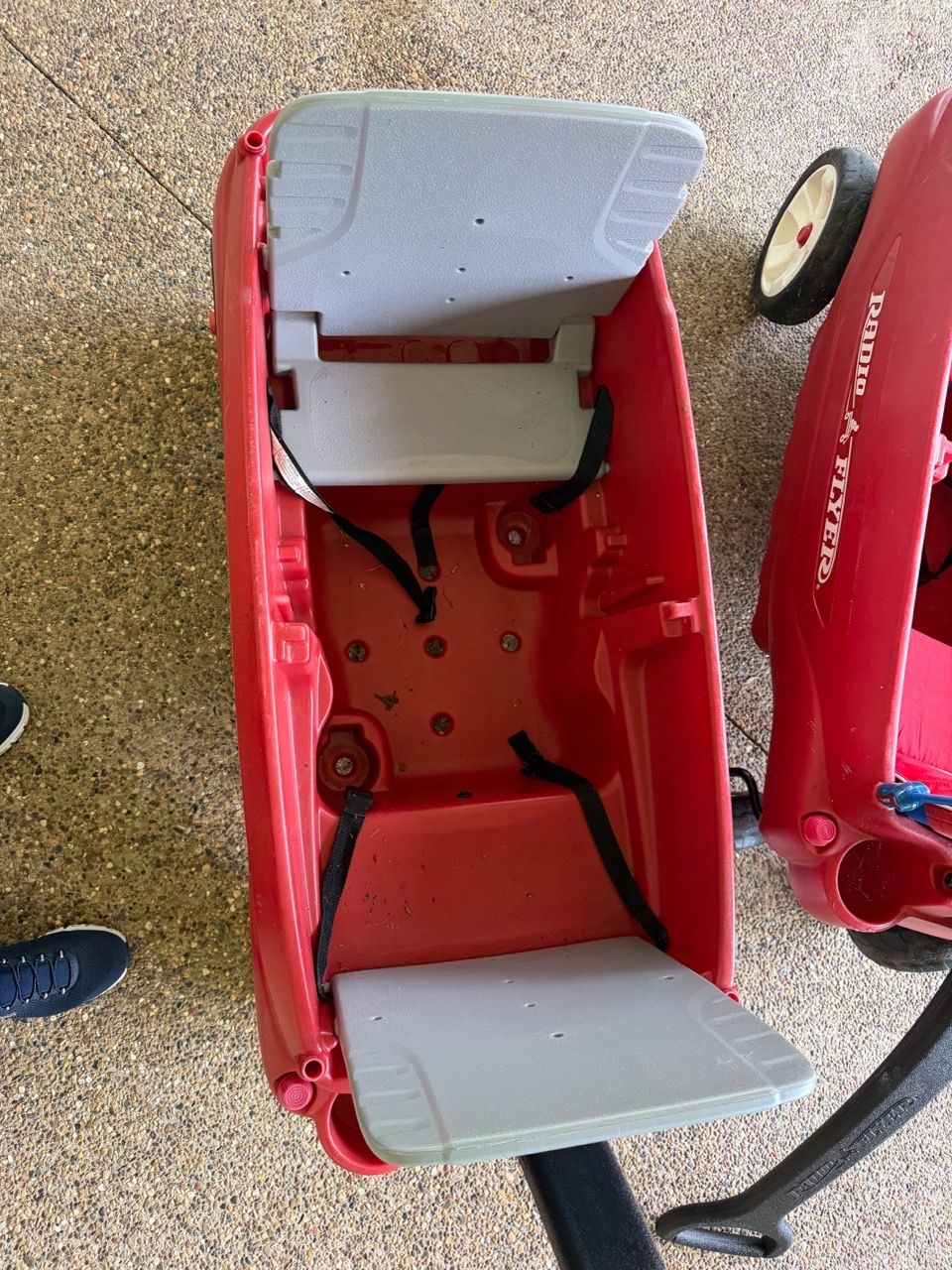 Radio Flyer Red Plastic Kids Wagon - photo 2