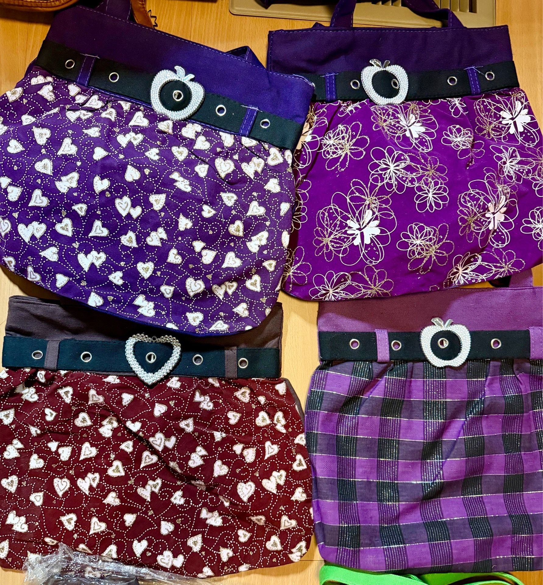 Lot of 8 Assorted Pattern Handbags with Apple Embellishments - photo 2