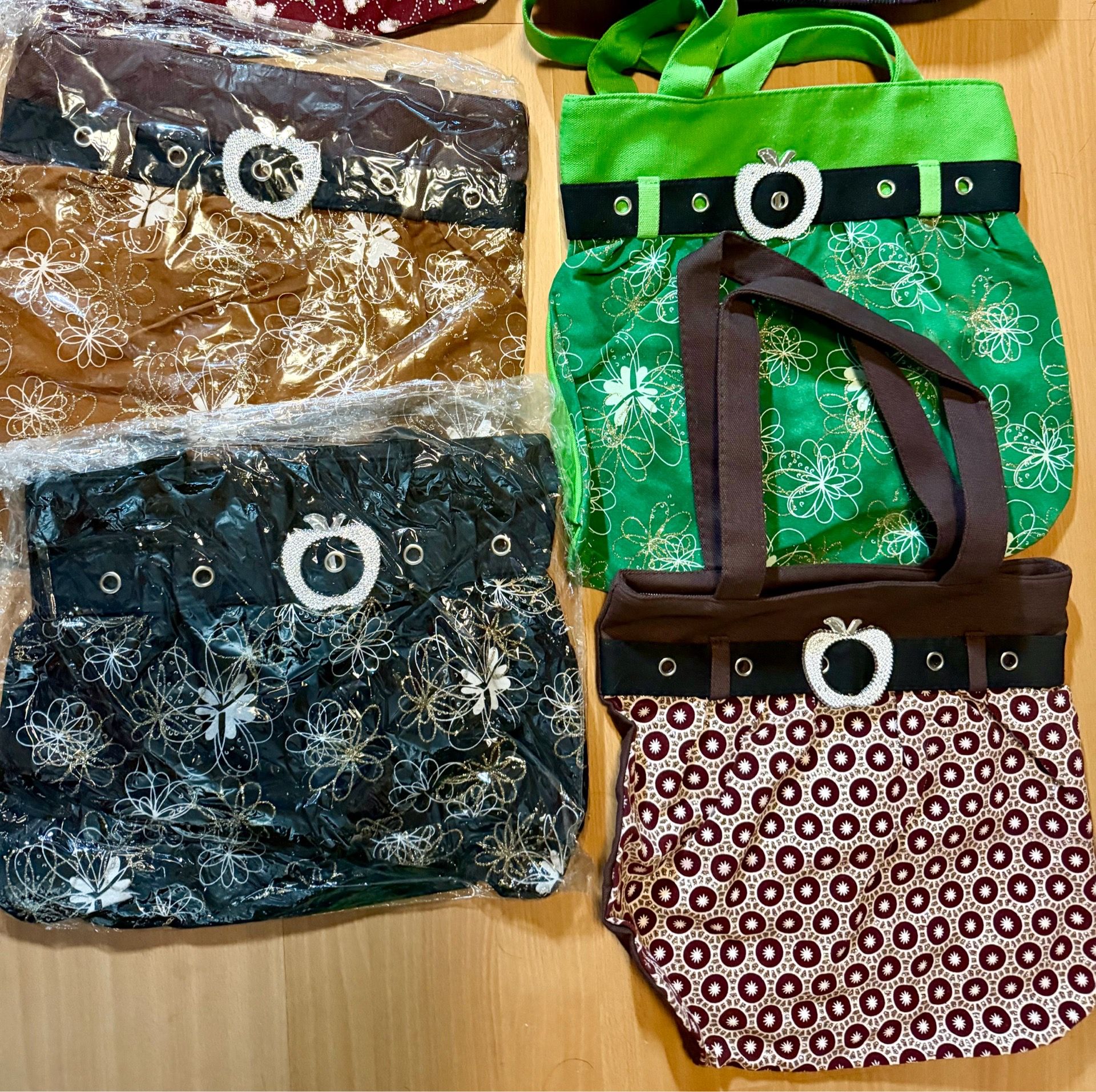 Lot of 8 Assorted Pattern Handbags with Apple Embellishments - photo 3