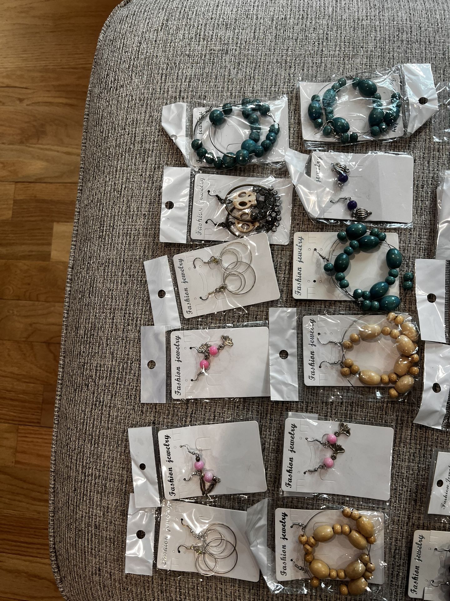 48 Pairs Of Earrings New - photo 2