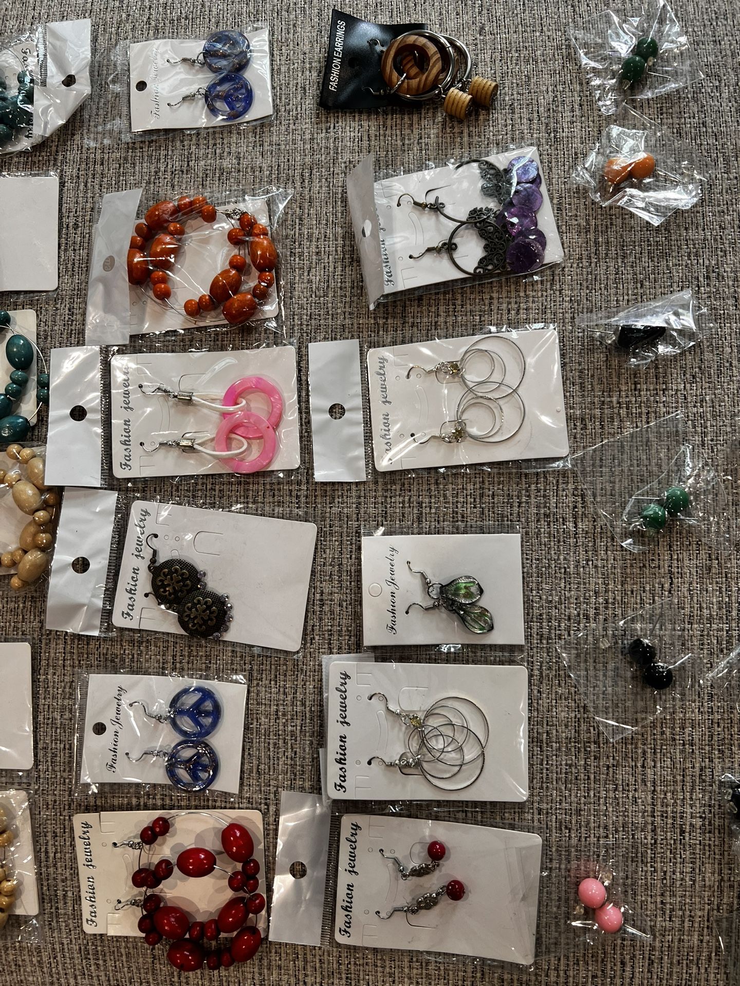 48 Pairs Of Earrings New - photo 3