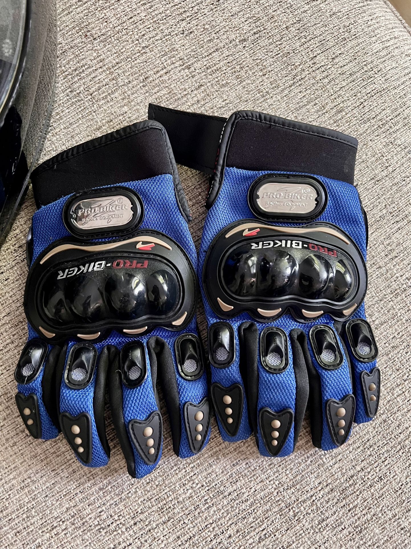 Helmet And Gloves Size M - photo 2