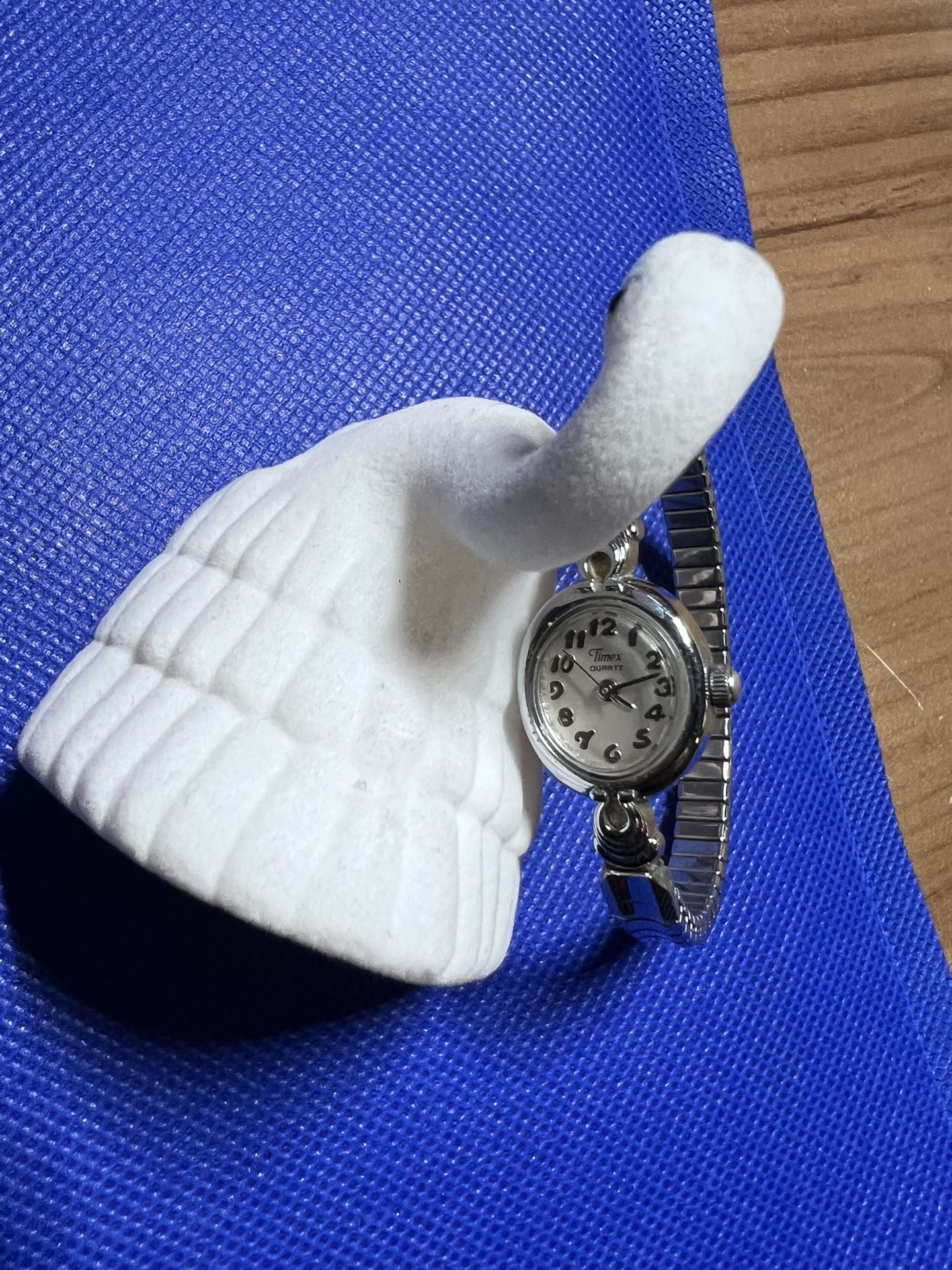 Vintage Timex Watch Women Silver Tone Small Dial Stretch Band - photo 2