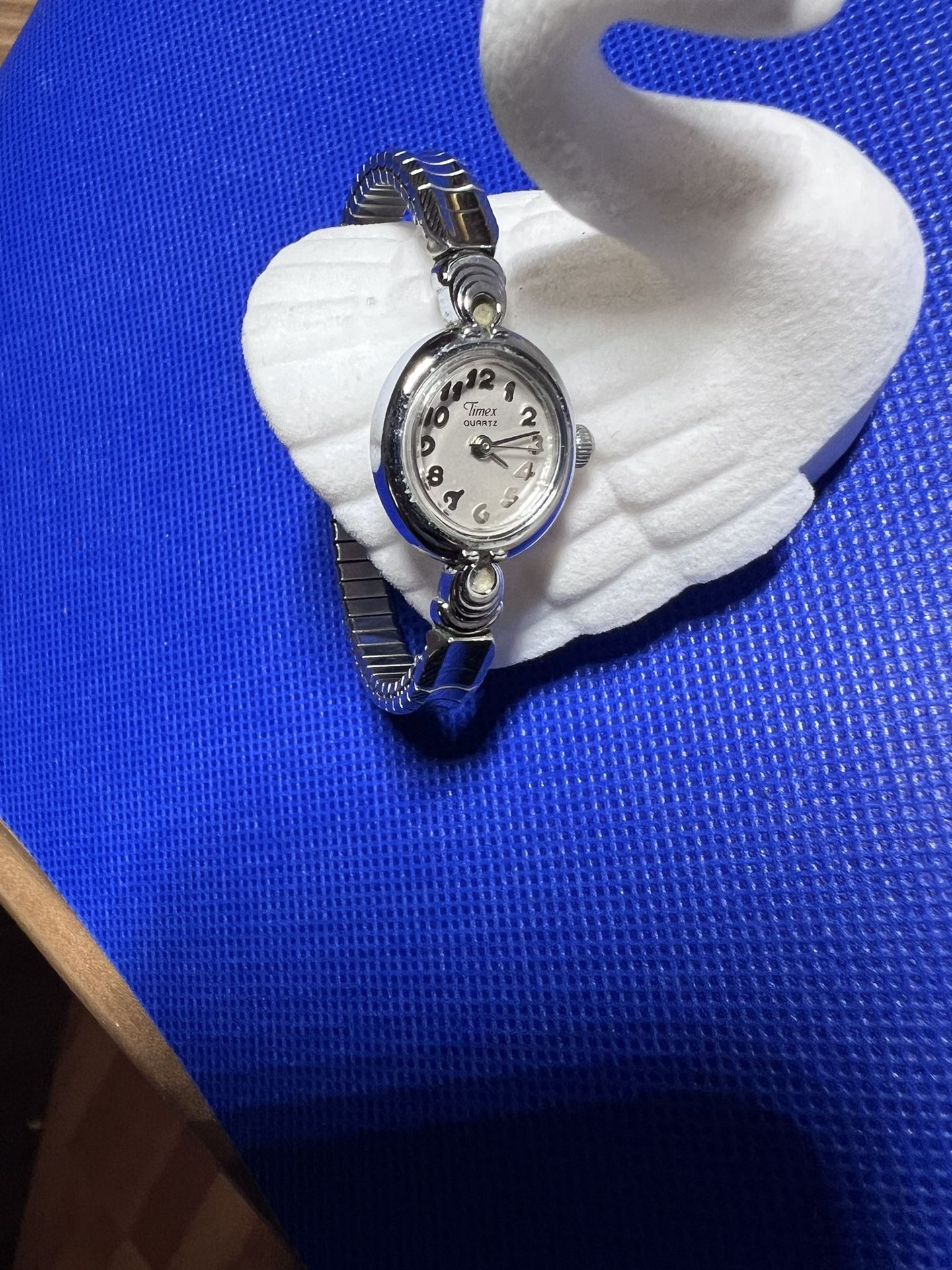 Vintage Timex Watch Women Silver Tone Small Dial Stretch Band - photo 4