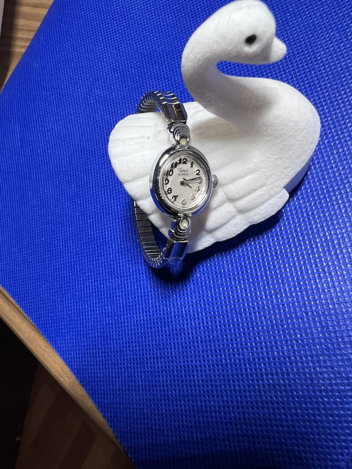 Vintage Timex Watch Women Silver Tone Small Dial Stretch Band - photo 5