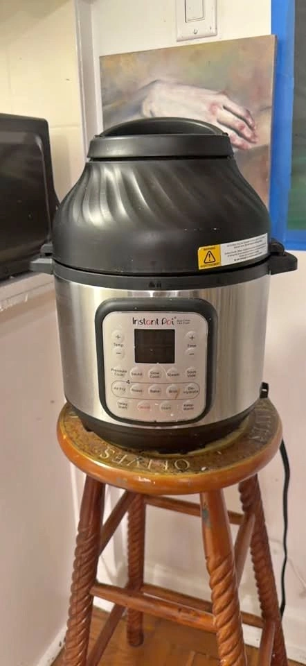 8 quart Instant Pot Duo Crisp + Air Fryer 8 quarts