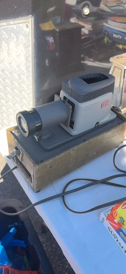 Vintage Bell & Howell Slide Projector - photo 2