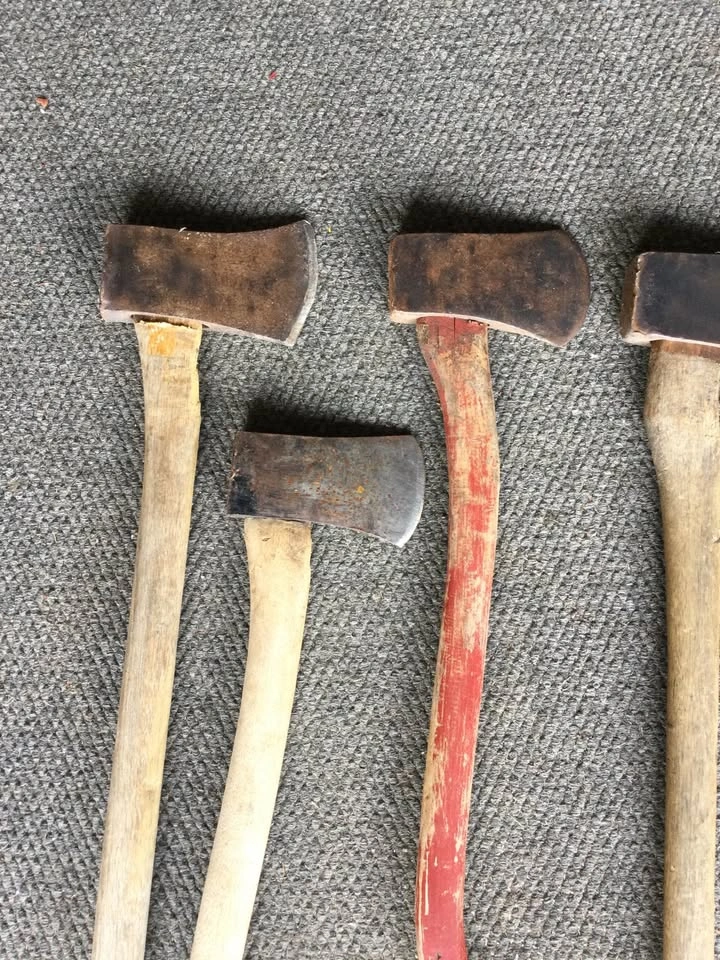 Numerous vintage axes and hatchets - photo 2