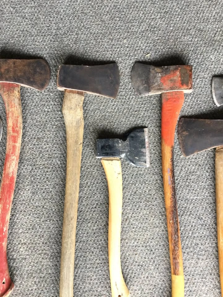 Numerous vintage axes and hatchets - photo 3