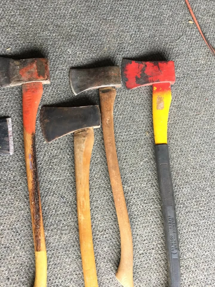 Numerous vintage axes and hatchets - photo 4