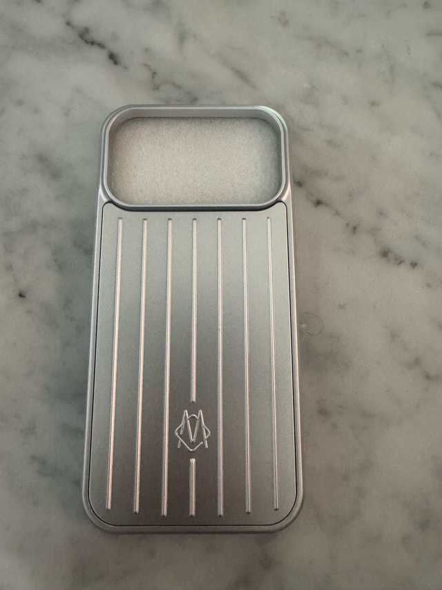 iPhone 18 Pro Max RIMOWA style case SILVER