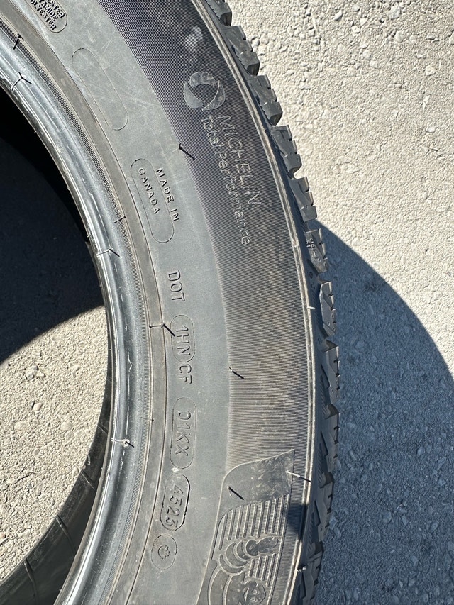 Michelin X-Ice Snow SUV 255/55R20 – Set of 4 – Like New - photo 3