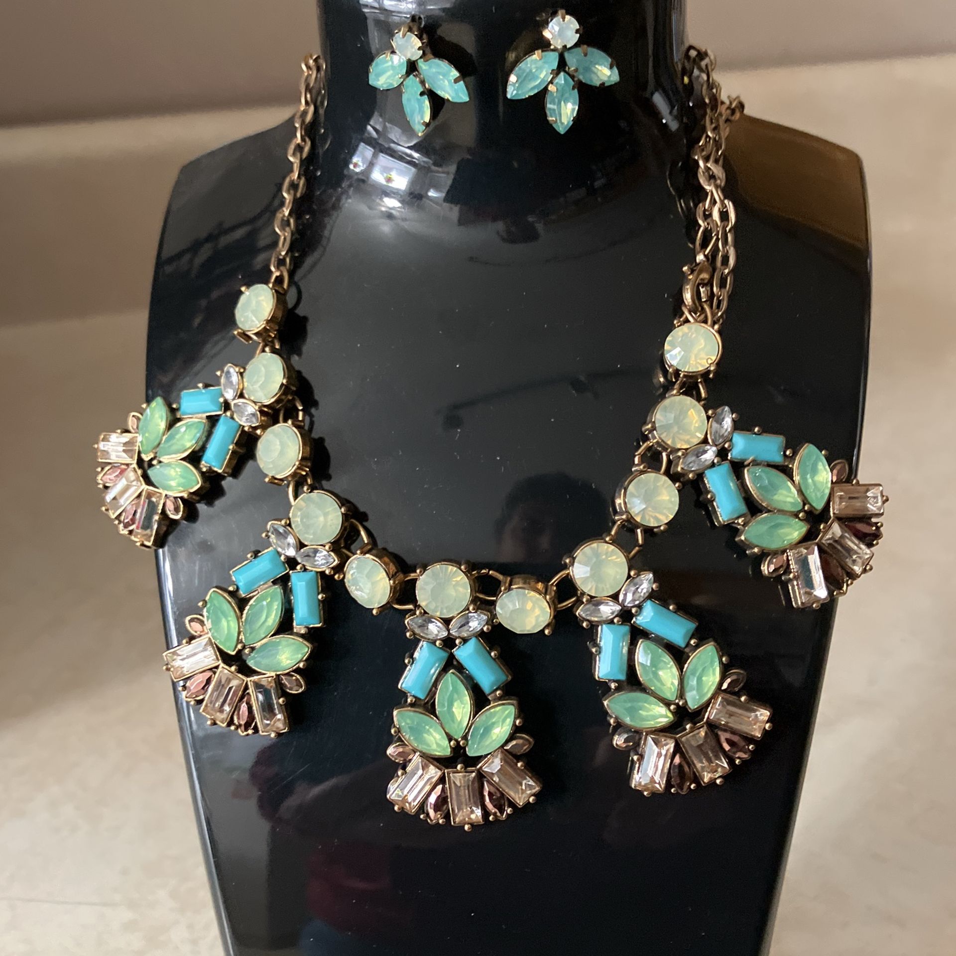 Vintage Look Elegant Costume Statement Necklace And Earring Set