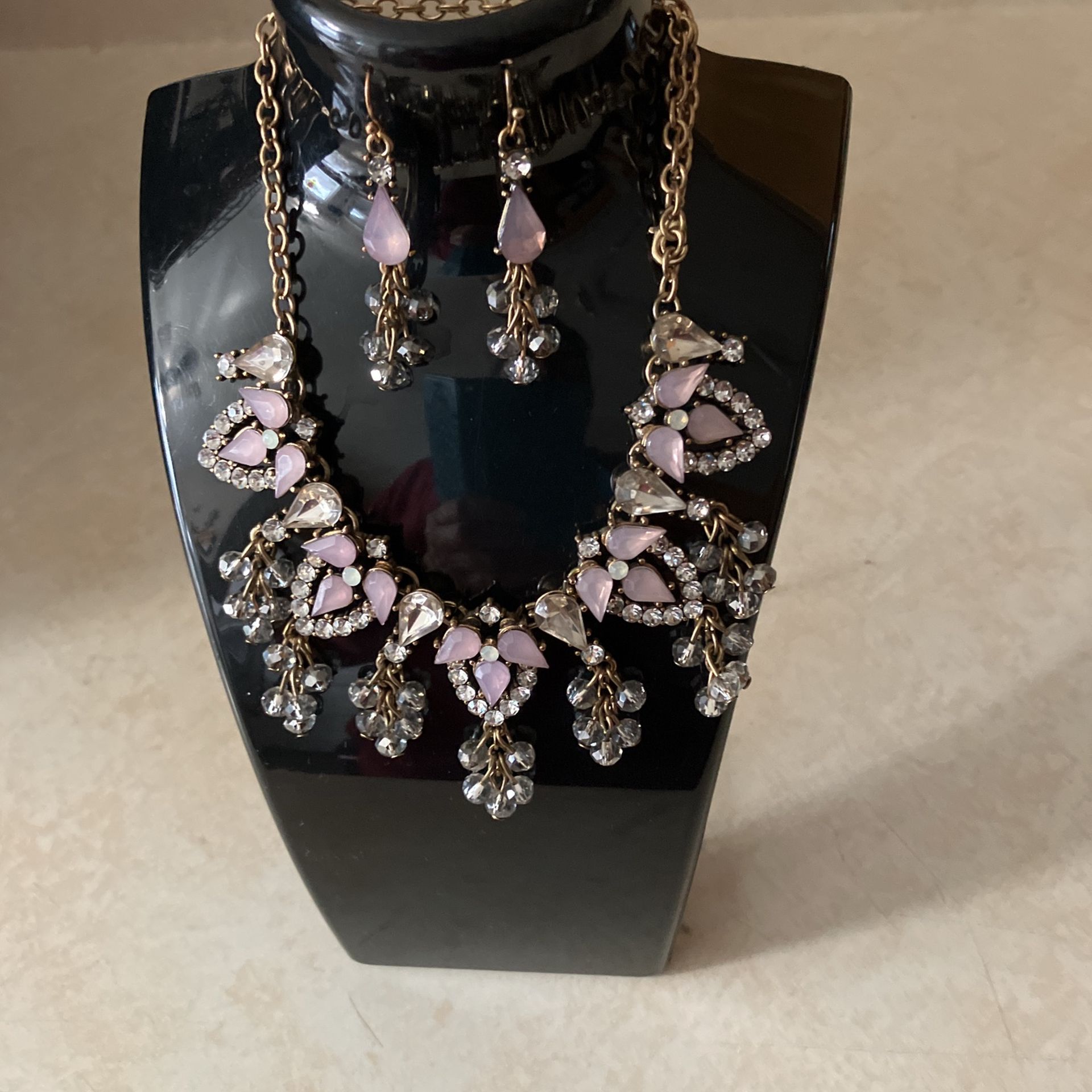 Elegant Vintage Look Costume Statement Necklace And Earring Set