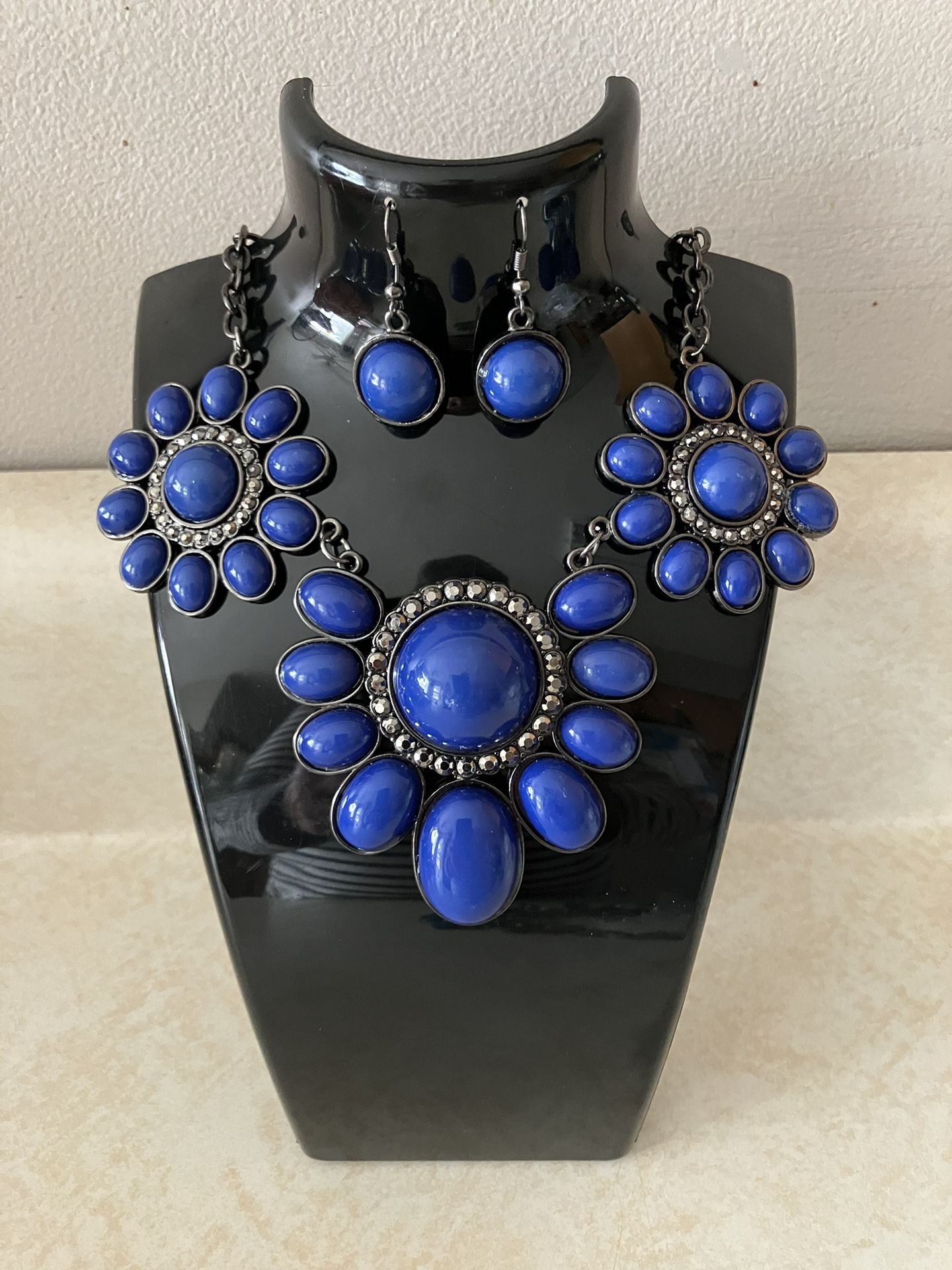 Vintage Style Costume Statement Necklace 21” Total Length