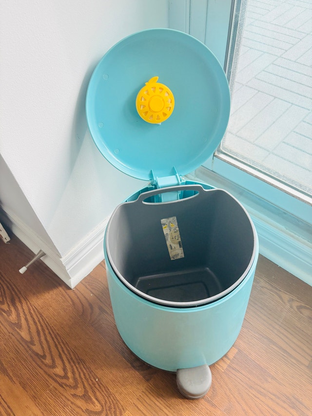 Light Blue Pedal Trash Can - photo 2