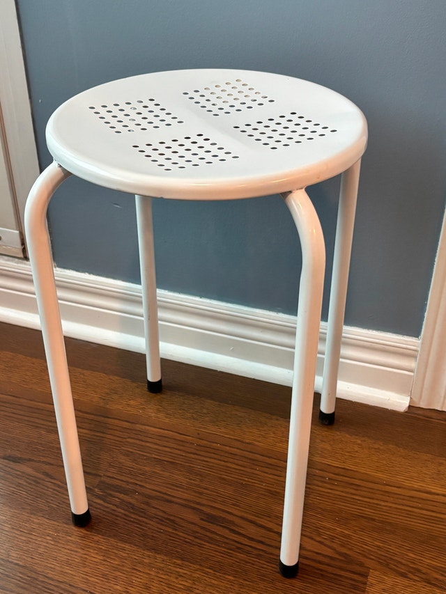 Hometrends White Metal Stool