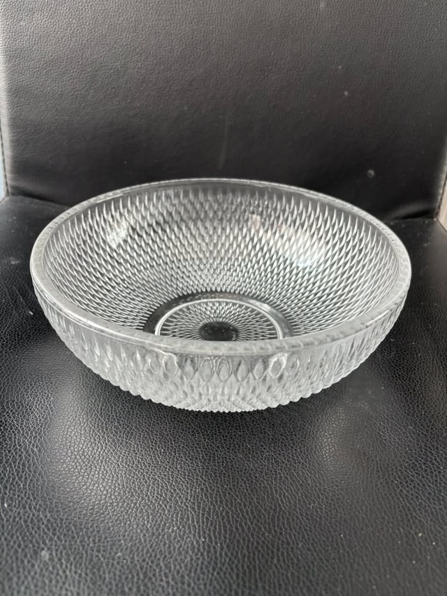 Textured Glass Serving Bowl 21cm