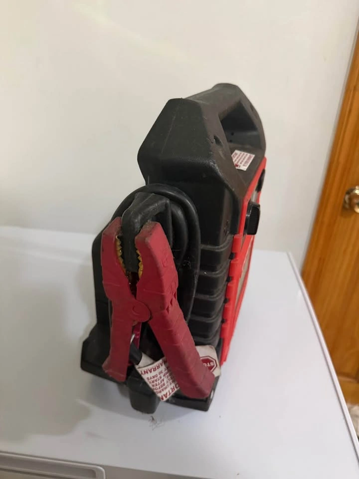 VIKING 1700 Peak Amps Battery Jump Starter + Air Compressor - photo 2