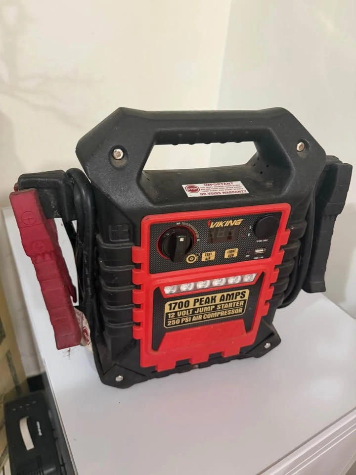 VIKING 1700 Peak Amps Battery Jump Starter + Air Compressor - photo 3