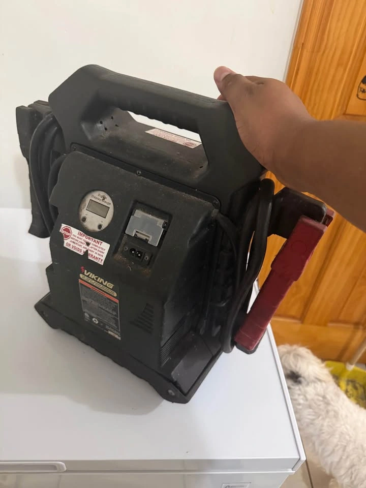 VIKING 1700 Peak Amps Battery Jump Starter + Air Compressor - photo 4