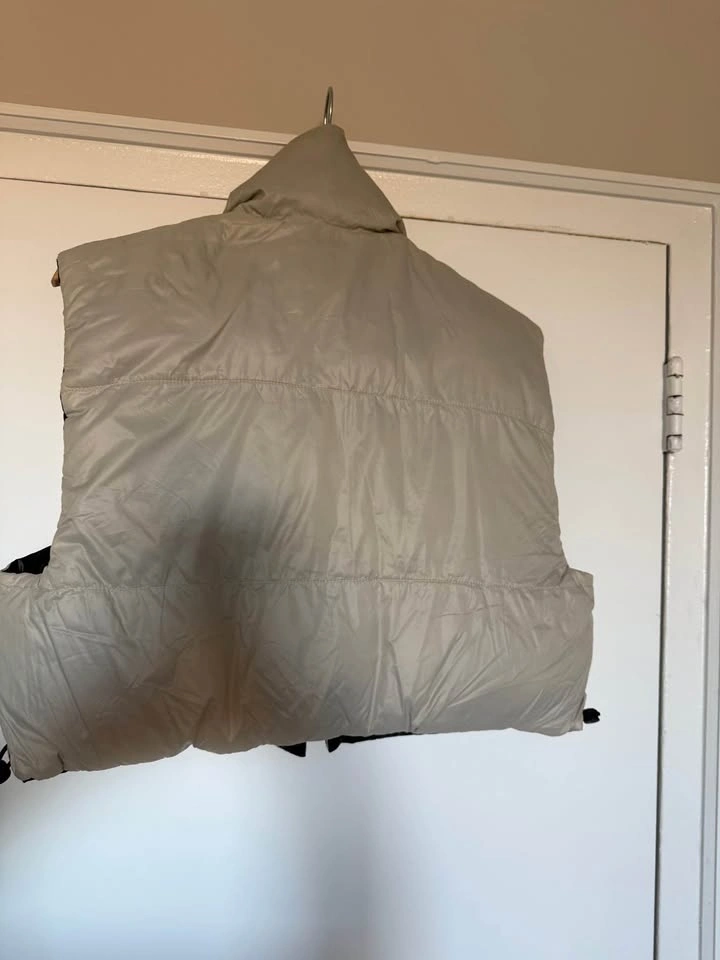 Reversible crop puffer vest - photo 4