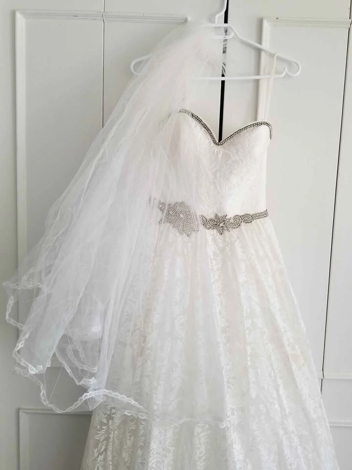 ✨ Elegant Lace Wedding Dress + Bridal Veil – Size Small ✨