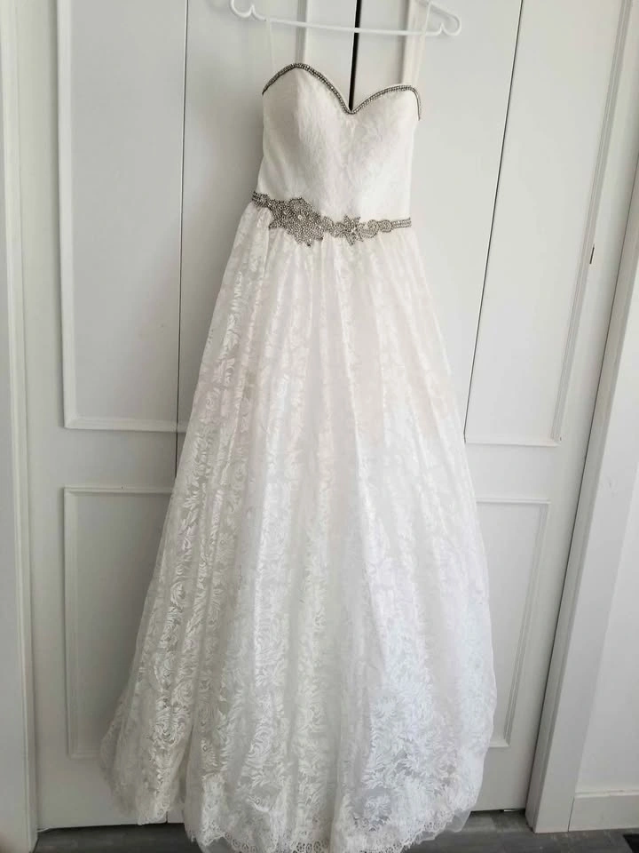 ✨ Elegant Lace Wedding Dress + Bridal Veil – Size Small ✨ - photo 2