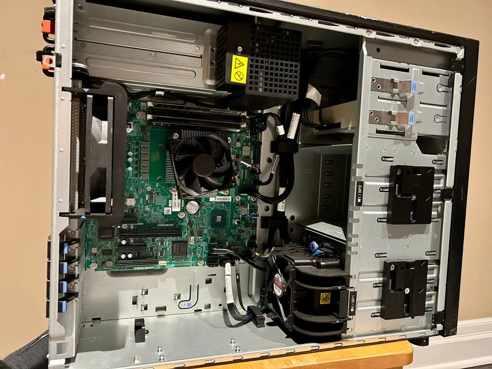 Lenovo ThinkSystem ST250 Tower Server | Xeon 6-Core | 24GB RAM - photo 4