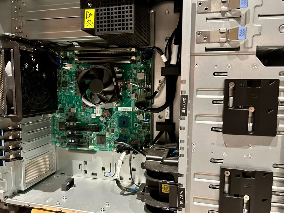 Lenovo ThinkSystem ST250 Tower Server | Xeon 6-Core | 24GB RAM - photo 5