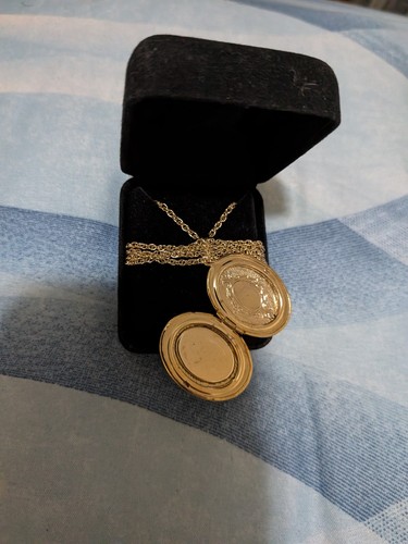 Vintage gold-tone locket necklace featuring a raised praying han - photo 2