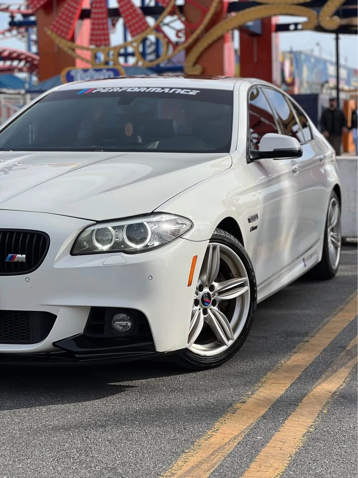 2016 BMW 5 Series · 550i xDrive Sedan 4D - photo 2