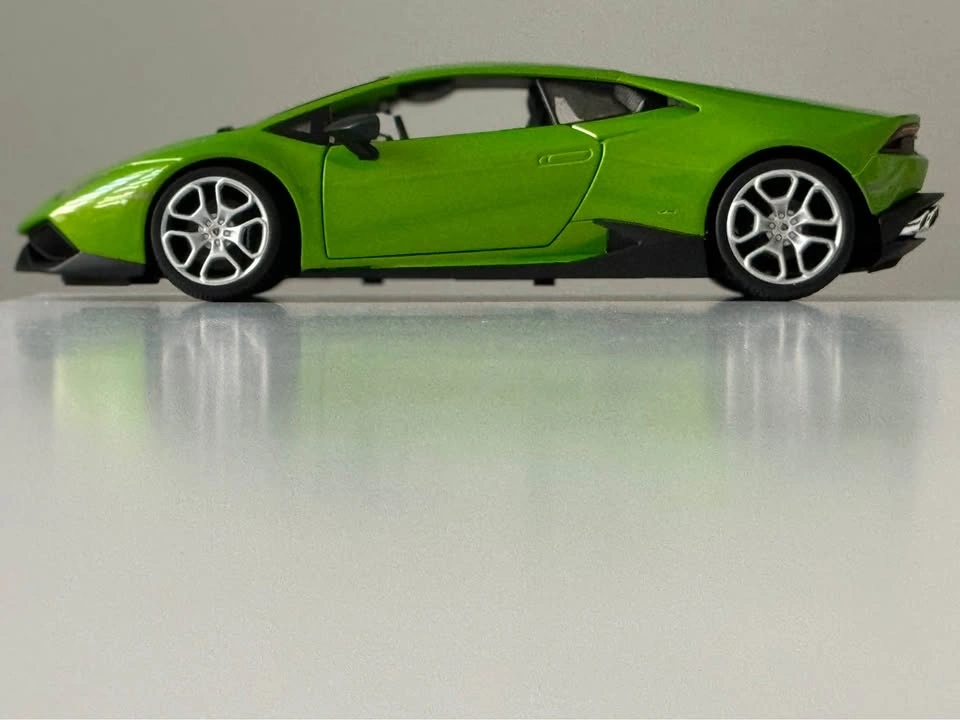 Scale 1/18 Lamborghini Huracán Diecast Model Car - photo 3