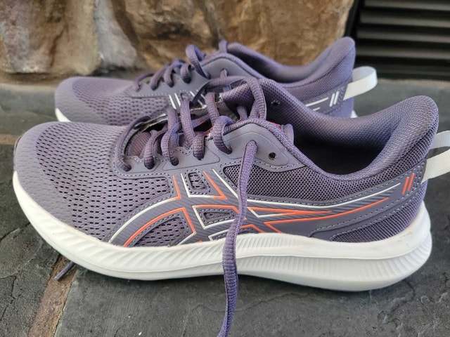 BRAND NEW Asics Jolt 5 (women's, size 7)