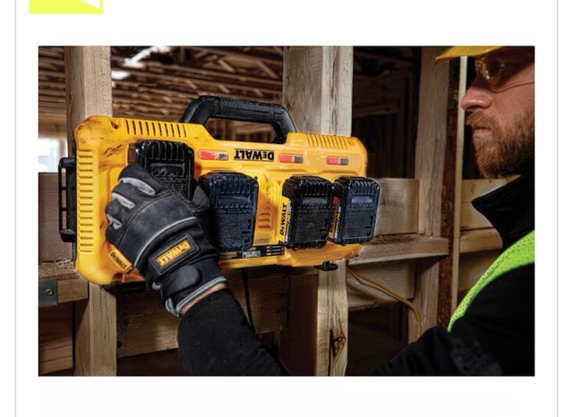DEWALT DCB104 20V MAX 4-Port Fast Charger - photo 3