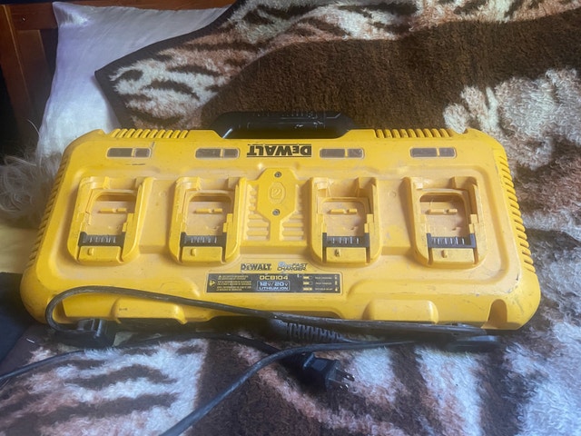 DEWALT DCB104 20V MAX 4-Port Fast Charger - photo 4